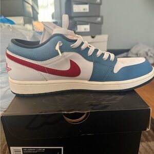 Jordan 1 Low SE in blue white and red